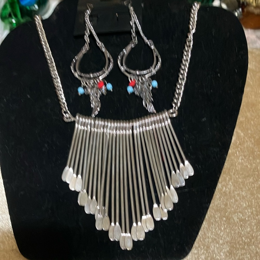 Silver statement necklace with earrings bijuju